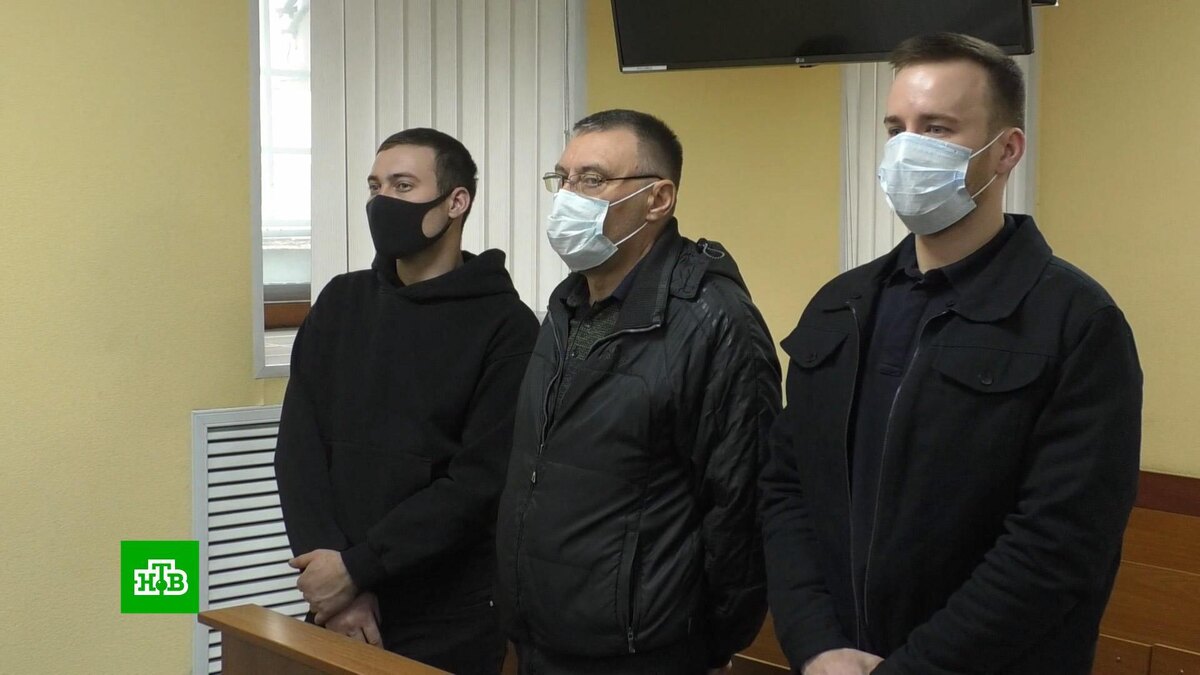    Отец и двое сыновей предстали перед судом в Кемерове за обман женщин на сайтах знакомств