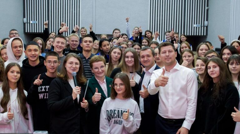    Юрий Мироненко встретился с участниками проекта Движения Первых «Классная встреча» Марина Шарт