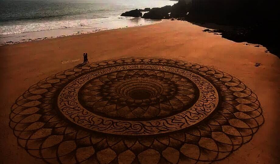 15 работ от художника, который создает картины из песка, камней и листьев