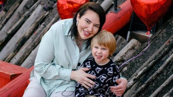    Саша Черно с сыном, фото: дзен.ру Марина Романова