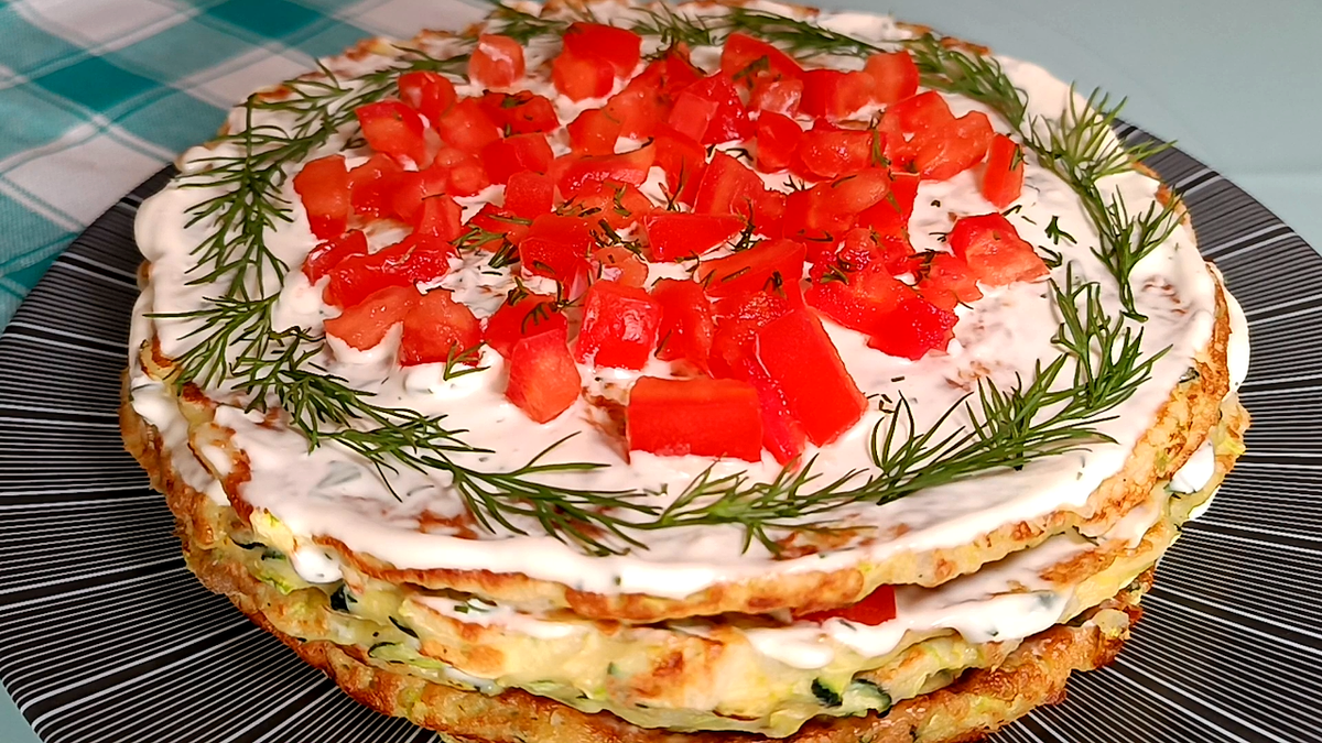 Кабачковый торт получается очень нежный, сочный, в меру остренький и достоин даже праздничного стола