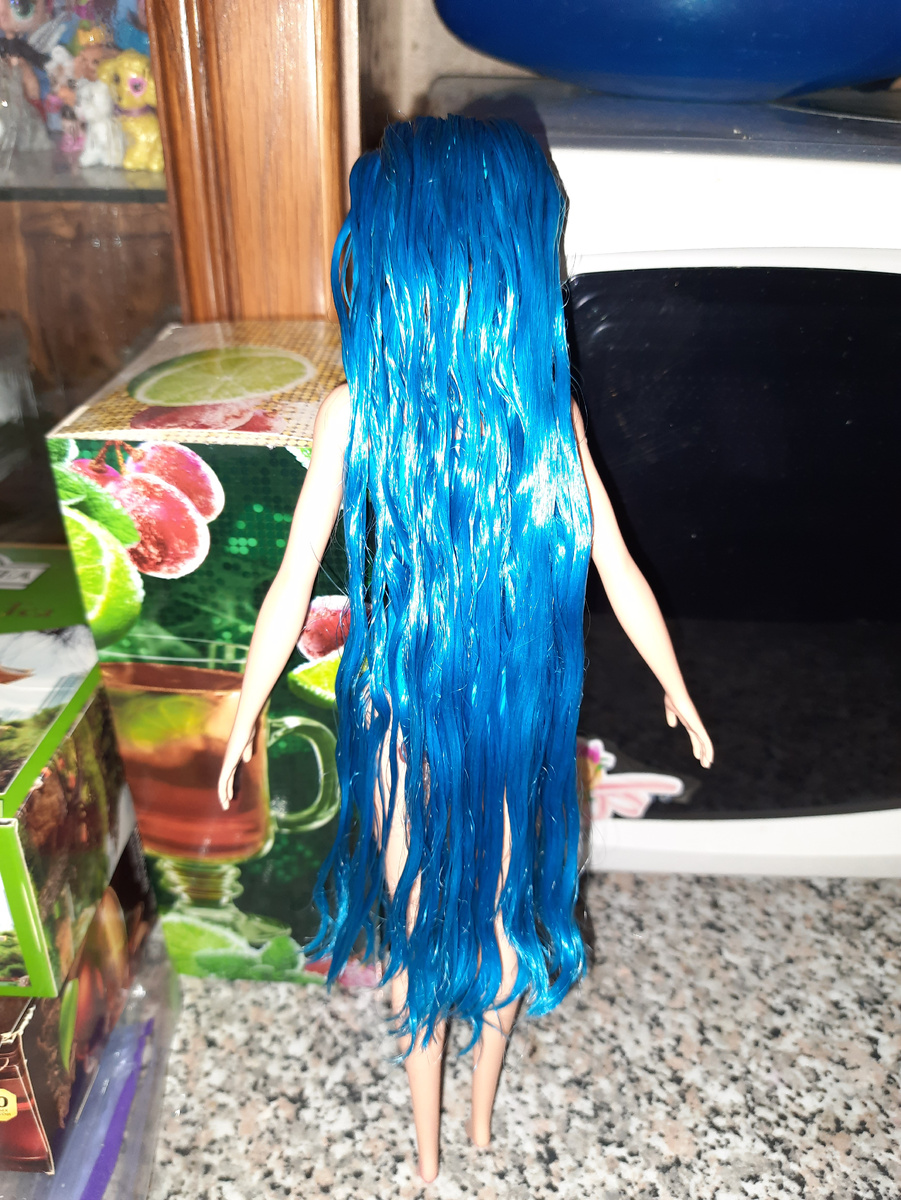 Волосы куклы в процессе мытья 