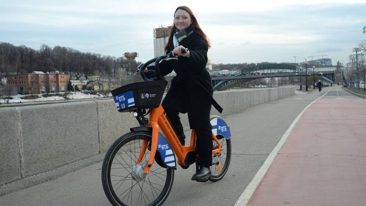    Москвичке Агнии Кононовой нравятся прогулки на велосипеде по дорожкам в городских парках / Фото: Пелагия Замятина / Вечерняя Москва