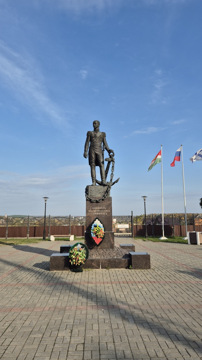 Памятник адмиралу Сенявину.