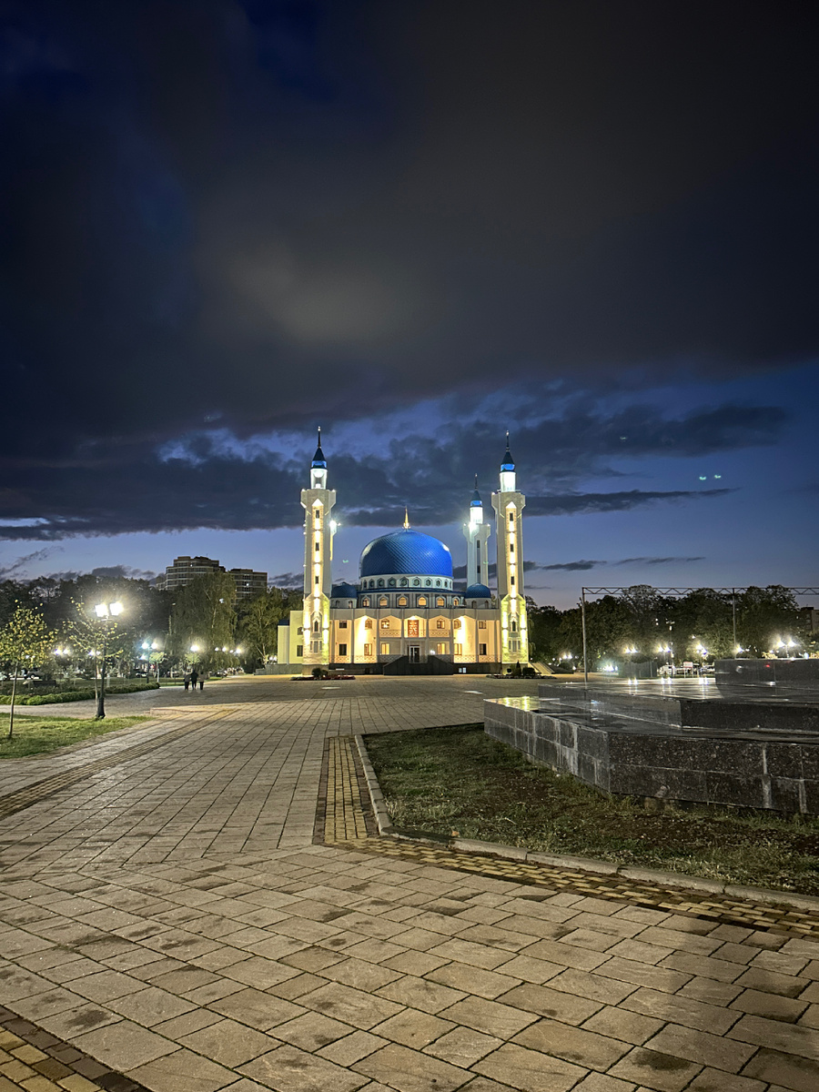 Во время вечерней прогулки. Вид на мечеть. Наша парковка буквально в двух шагах