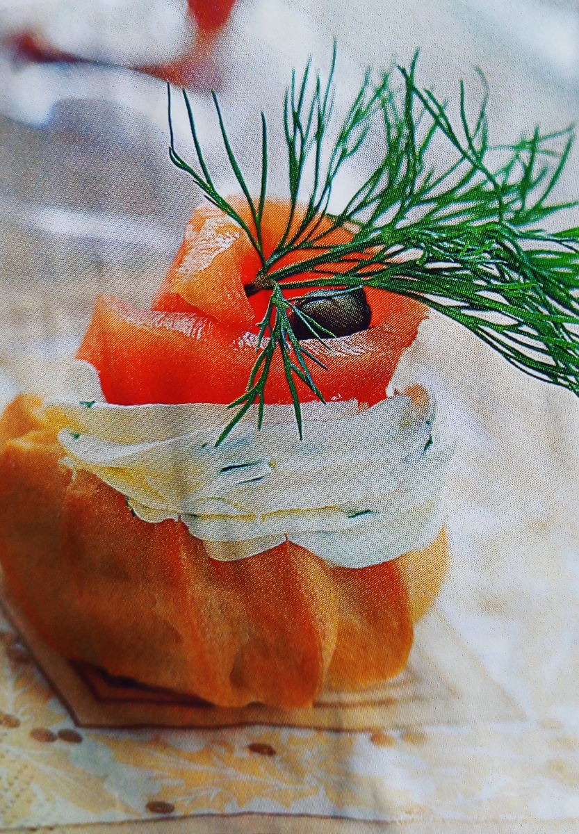 Профитроли с семгой.