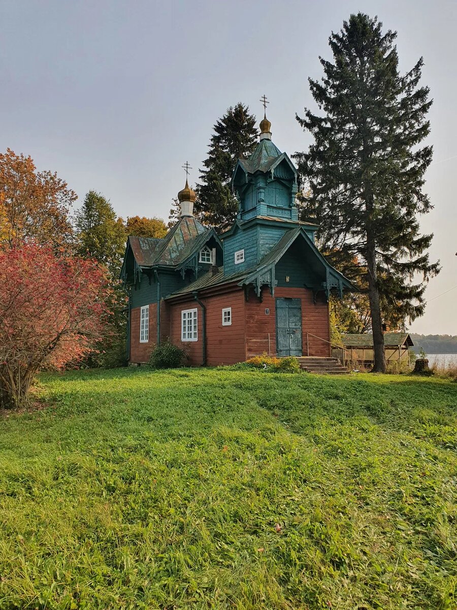 Церковь Киево-Печерской иконы Божьей Матери. Деревянная церковь в духе проектов Ропета, построенная в 1895 году