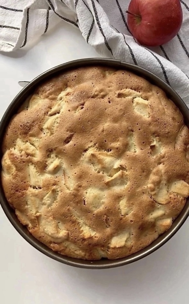 Шарлотка — это популярный десерт, который состоит из яблок и бисквитного теста. Вот классический рецепт шарлотки:

 Ингредиенты:
- Яблоки — 500 грамм
- Мука пшеничная — 1 стакан
- Сахар — 1 стакан
- Яйца куриные — 4 штуки
- Ванильный сахар — 1 чайная ложка
- Разрыхлитель — 1 чайная ложка
- Корица — по вкусу
- Масло сливочное — для смазывания формы

Приготовление:

1. Подготовка ингредиентов:
   - Яблоки помойте, очистите от кожуры и сердцевин, нарежьте тонкими ломтиками.
   - Взбейте яйца с сахаром до образования пышной массы.
   - Просейте муку вместе с разрыхлителем.

2. Приготовление теста:
   - Добавьте просеянную муку с разрыхлителем к взбитым яйцам с сахаром. Аккуратно перемешайте.
   - Добавьте ванильный сахар и корицу по вкусу.

3. Формирование шарлотки:
   - Форму для выпекания смажьте маслом.
   - Выложите на дно формы половину нарезанных яблок.
   - Сверху вылейте половину теста.
   - Затем выложите оставшиеся яблоки.
   - Вылейте оставшееся тесто.

4. Выпечка:
   - Разогрейте духовку до 180°C.
   - Поставьте форму с шарлоткой в духовку и выпекайте примерно 40-50 минут до золотистого цвета. Проверьте готовность зубочисткой — она должна выходить сухой.

5. Охлаждение:
   - Достаньте шарлотку из духовки и дайте ей остыть.

6. Подача:
   - Готовую шарлотку разрежьте на порционные куски и подавайте к чаю или кофе.

Приятного аппетита!