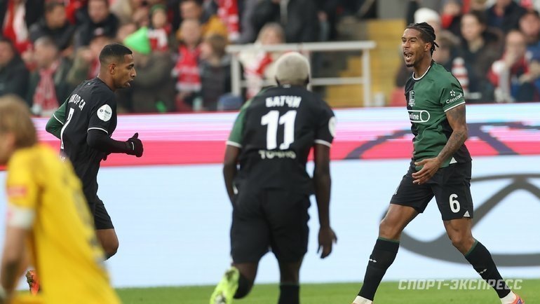    Кевин Ленини (№ 6), Жоау Батчи (№ 11) и Виктор Са (№ 7) празднуют гол в матче «Спартак» — «Краснодар» (0:3) в Москве 19 октября 2024 года.Александр Федоров