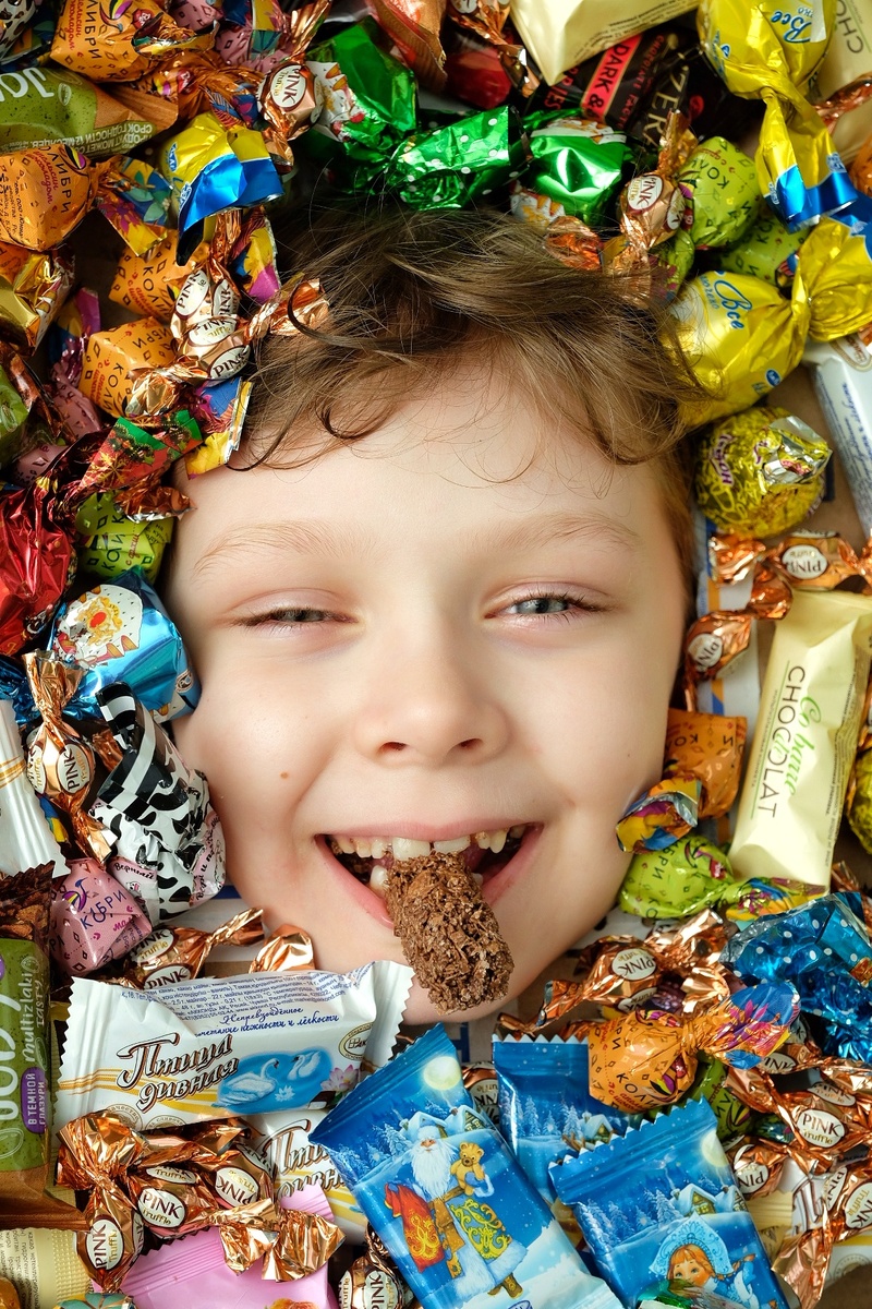 Сын в конфетах