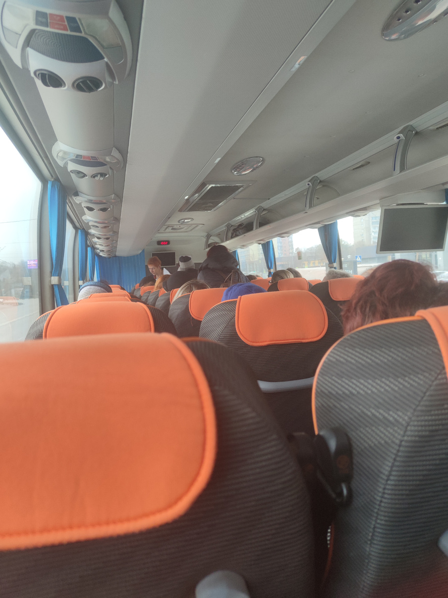 Много было семей с детьми и пожилых людей. 