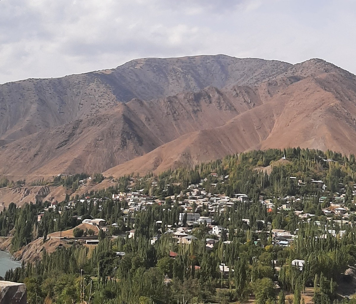 По ущелью в долине раскинулся город Шахристан