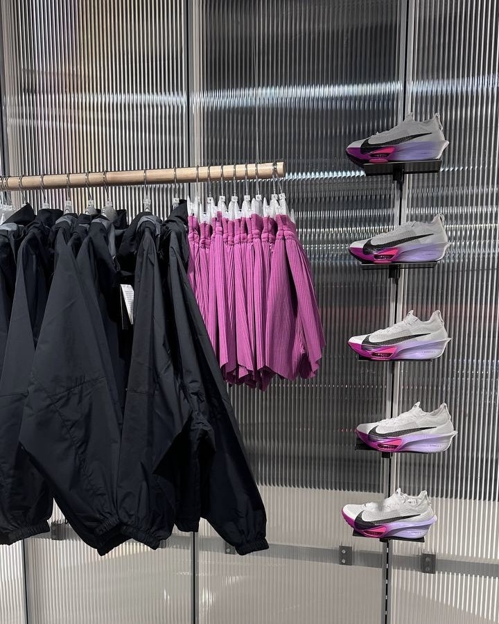 На фото представлены карболовые соревновательные кроссовки Nike AlfaFly 3