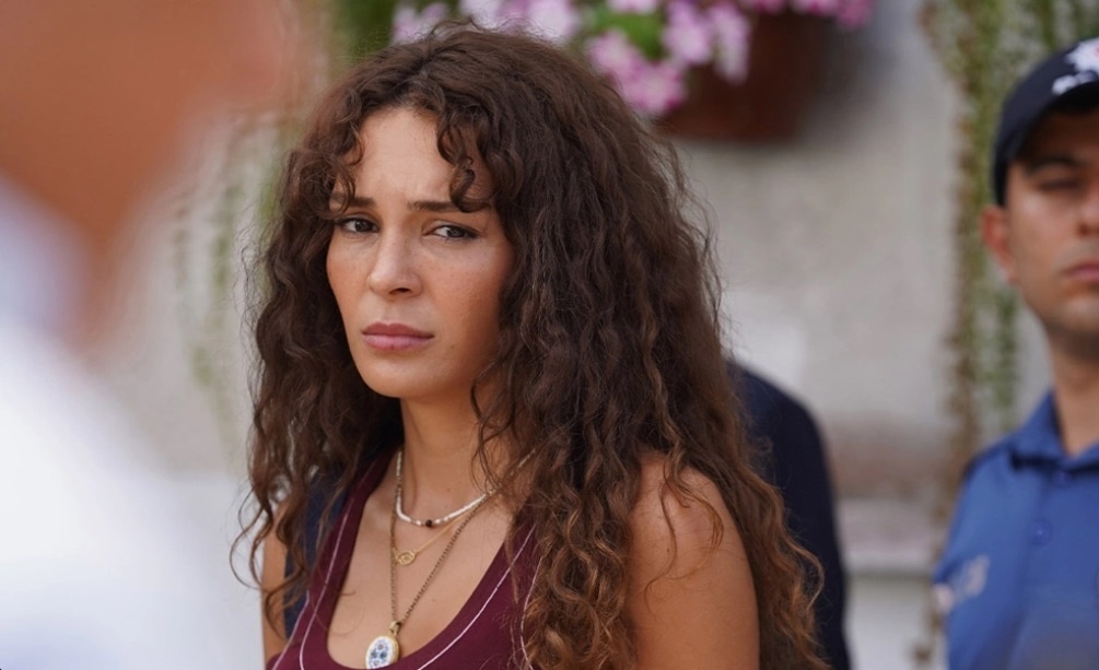 Эбру Шахин в сериале «Таинственный сад»
