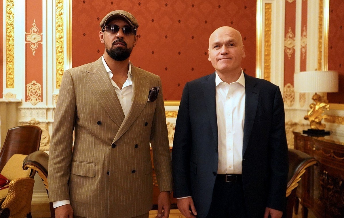    Президент Азиатской шахматной федерации шейх Султан бен Халифа Аль Нахайян и глава ФШР Андрей Филатов  Андрей Карташов/ТАСС