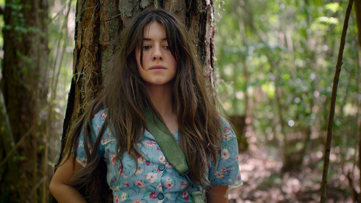 Официальный постер фильма "Там, где раки поют" с изображением главной героини Кайи Кларк на фоне болот