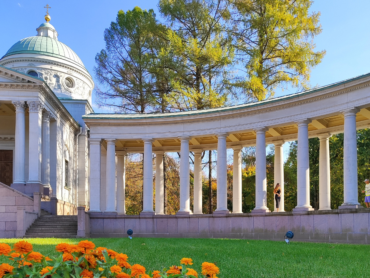 Колоннада — самое популярное место для фотосессий. 3 октября 2024