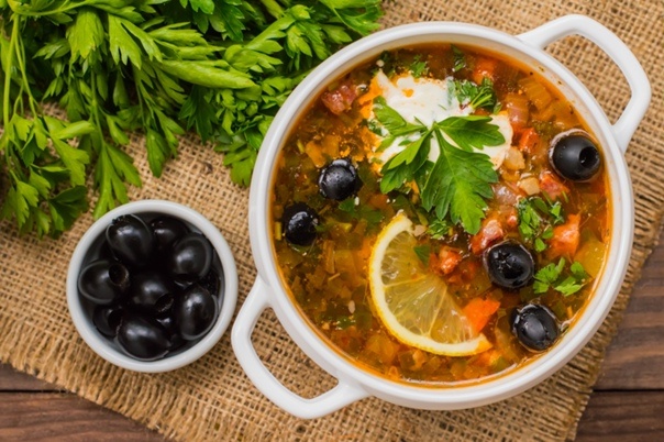 Солянка — это сытное и ароматное первое блюдо, которое прекрасно согревает в холодное время года. Вот рецепт самой вкусной солянки:

Ингредиенты:
- Говяжий бульон — 2 литра
- Копчёные рёбра — 300 грамм
- Копчёная колбаса — 200 грамм
- Солёные огурцы — 3-4 штуки
- Лук репчатый — 1 штука
- Томатная паста — 2 столовые ложки
- Маслины без косточек — 1 банка
- Лимон — 1 штука
- Петрушка — небольшой пучок
- Соль — по вкусу
- Перец чёрный молотый — по вкусу

Приготовление:

1. Подготовка ингредиентов:
   - Говяжьи рёбра разделите на части.
   - Колбасу нарежьте кружочками.
   - Солёные огурцы нарежьте соломкой.
   - Лук нарежьте полукольцами.
   - Маслины нарежьте кольцами.
   - Петрушку мелко нарубите.

2. Приготовление бульона:
   - В кастрюлю налейте говяжий бульон и доведите его до кипения.
   - Добавьте рёбра и варите на среднем огне около 30 минут.

3. Подготовка заправки:
   - На сковороде обжарьте лук до прозрачности.
   - Добавьте солёные огурцы и томатную пасту, перемешайте и тушите на слабом огне 5-7 минут.

4. Сборка солянки:
   - В бульон добавьте колбасу и заправку из лука и огурцов.
   - Посолите и поперчите по вкусу.
   - Варите на слабом огне ещё 10-15 минут.

5. Подача:
   - Разлейте солянку по тарелкам.
   - Добавьте в каждую тарелку маслины и ломтик лимона.
   - Посыпьте сверху мелко нарубленной петрушкой.

Приятного аппетита!