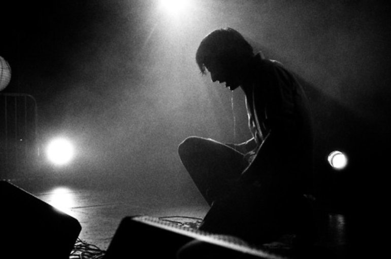 На фотокарточке изображён Джон Маус, являющийся одной из икон современного минимал синта и гипнагогического попа. 