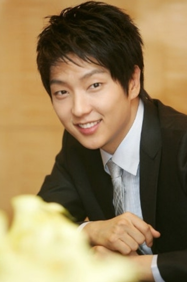 Сухён отличник, примерный мальчик, тщательно скрывает своих внутренних демонов. В глазах светится уверенность, что его никому не удастся расколоть. 