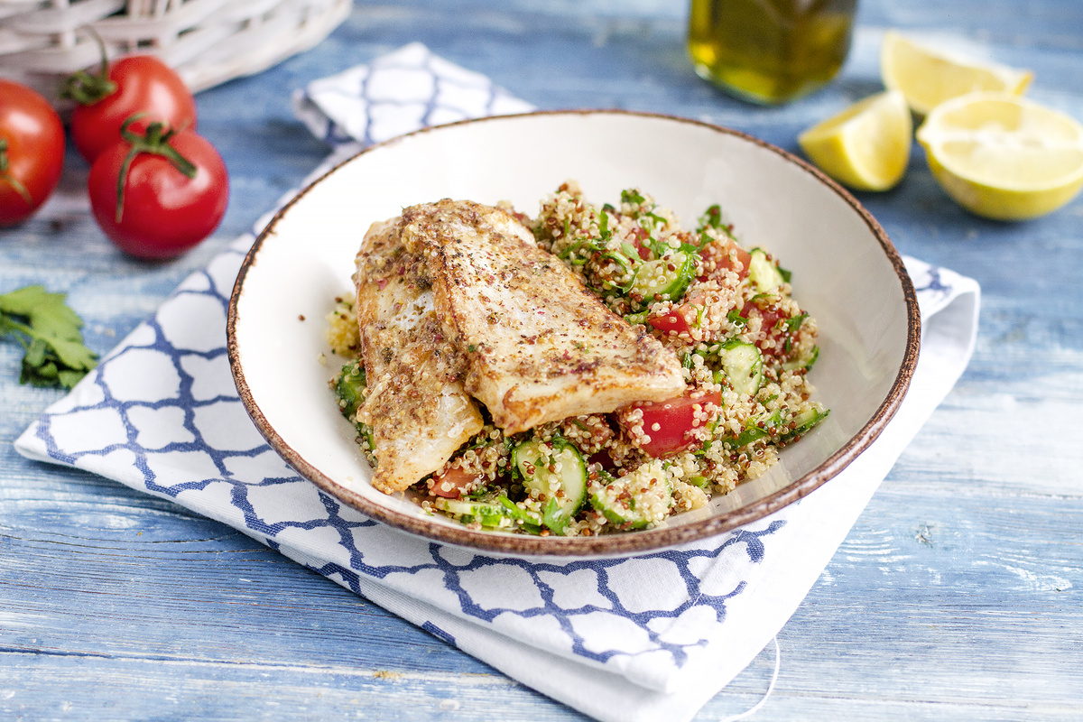 Сливочно-лимонная треска с табуле из киноа и свежих овощей