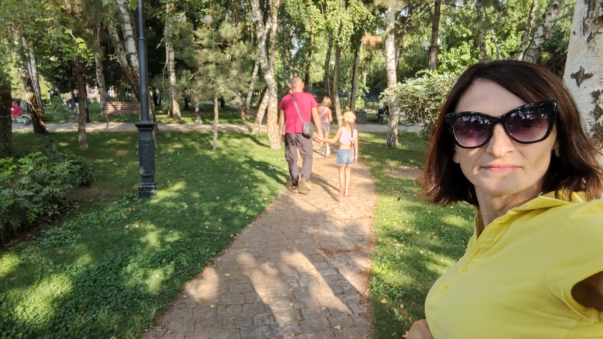 Это я, а там на фоне супруг с детьми