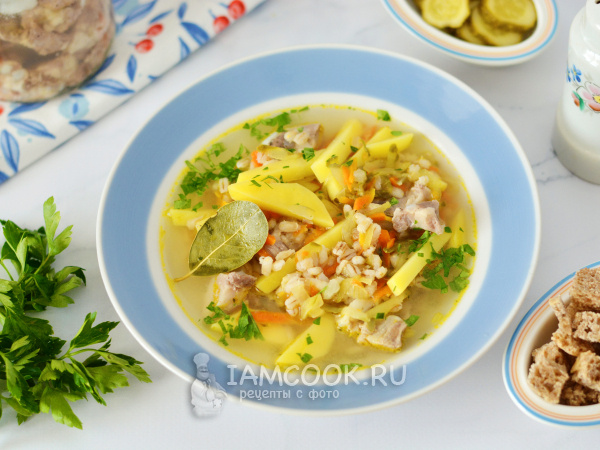 У супов с тушенкой какой-то волшебный аромат: рассольник получился сытным и наваристым