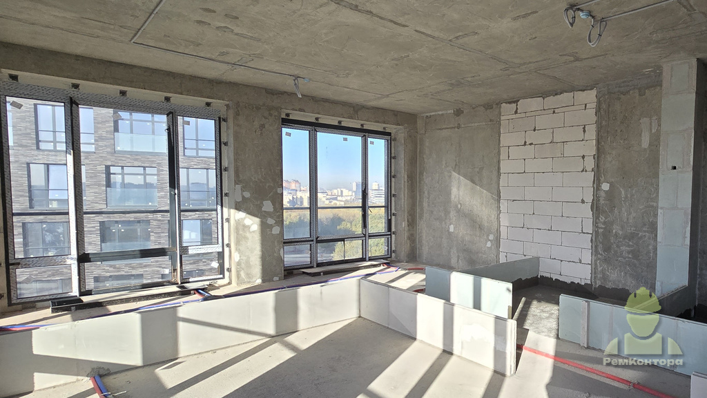 Первый ряд блоков от застройщика обычно сносится, так как в дизайн-проекте свой план перегородок