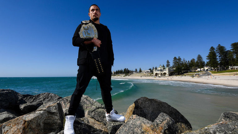    Роберт Уиттакер с чемпионским поясом UFC. Getty Images