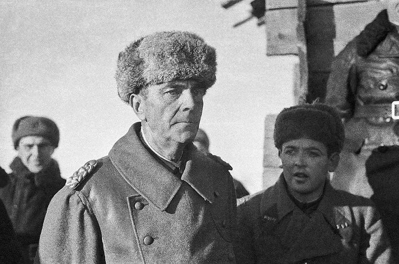 Фридрих Паулюс, 1943 год. Справа — переводчик Лев Безыменский 
Фото: А.Таранцев / Фотохроника ТАСС