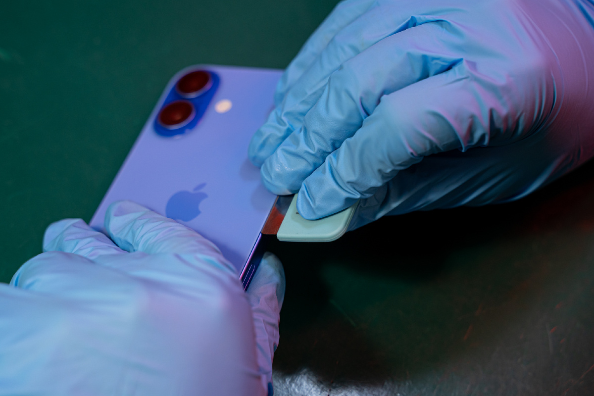 Главное приподнять стекло аккуратно, после дело за малым.