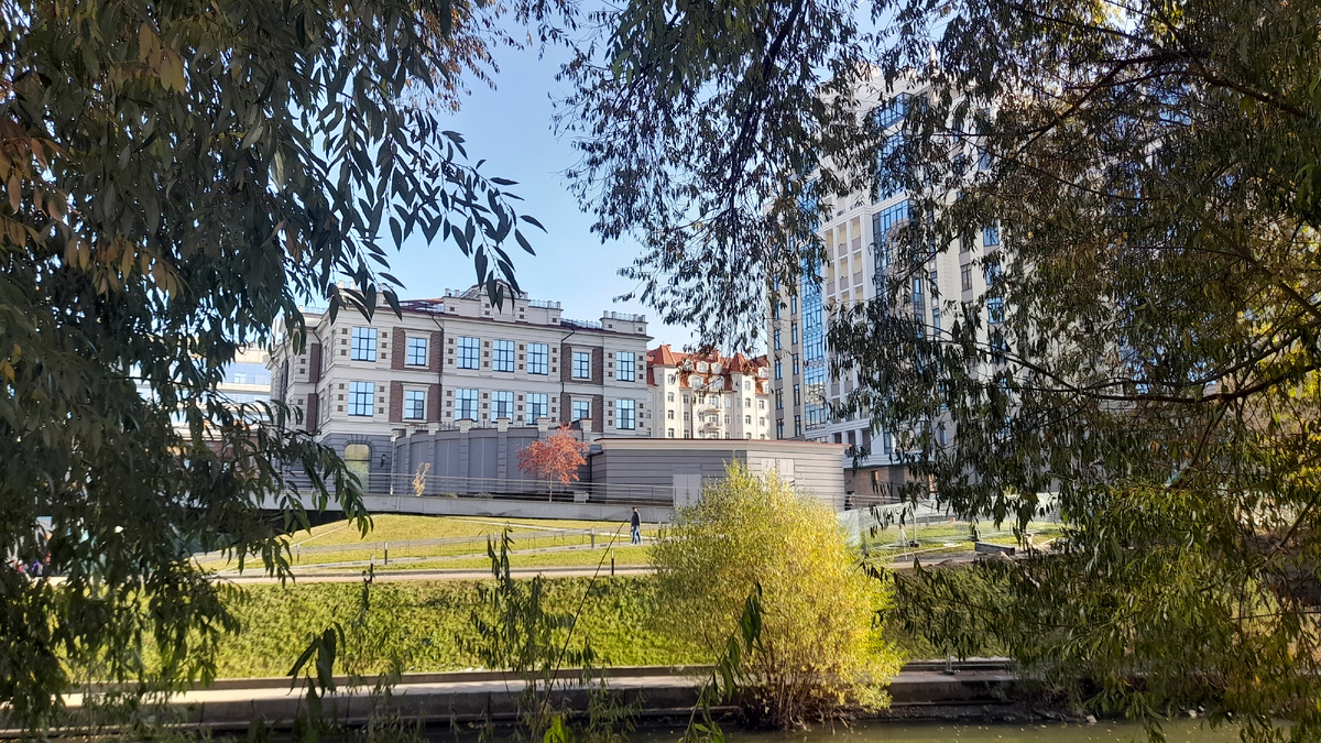 На набережной Исети
