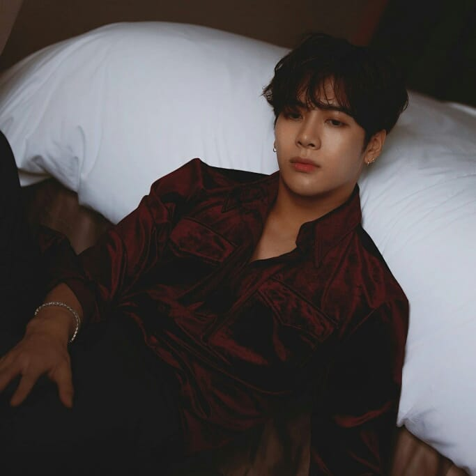 Джексон Ван (Ван Цзя ЭрWang Jia E王嘉尔) - олимпийский чемпион по фехтованию, актер, певец. Один из самых известных айдолов, говорящих на нескольких языках. Он родился и вырос в Гонконге, имея родственников в Китае, что позволило ему свободно говорить на мандаринском и кантонском диалектах. Поскольку он учился в международной школе, он также смог выучить английский язык. Кроме того, Джексон знает корейский и французский.