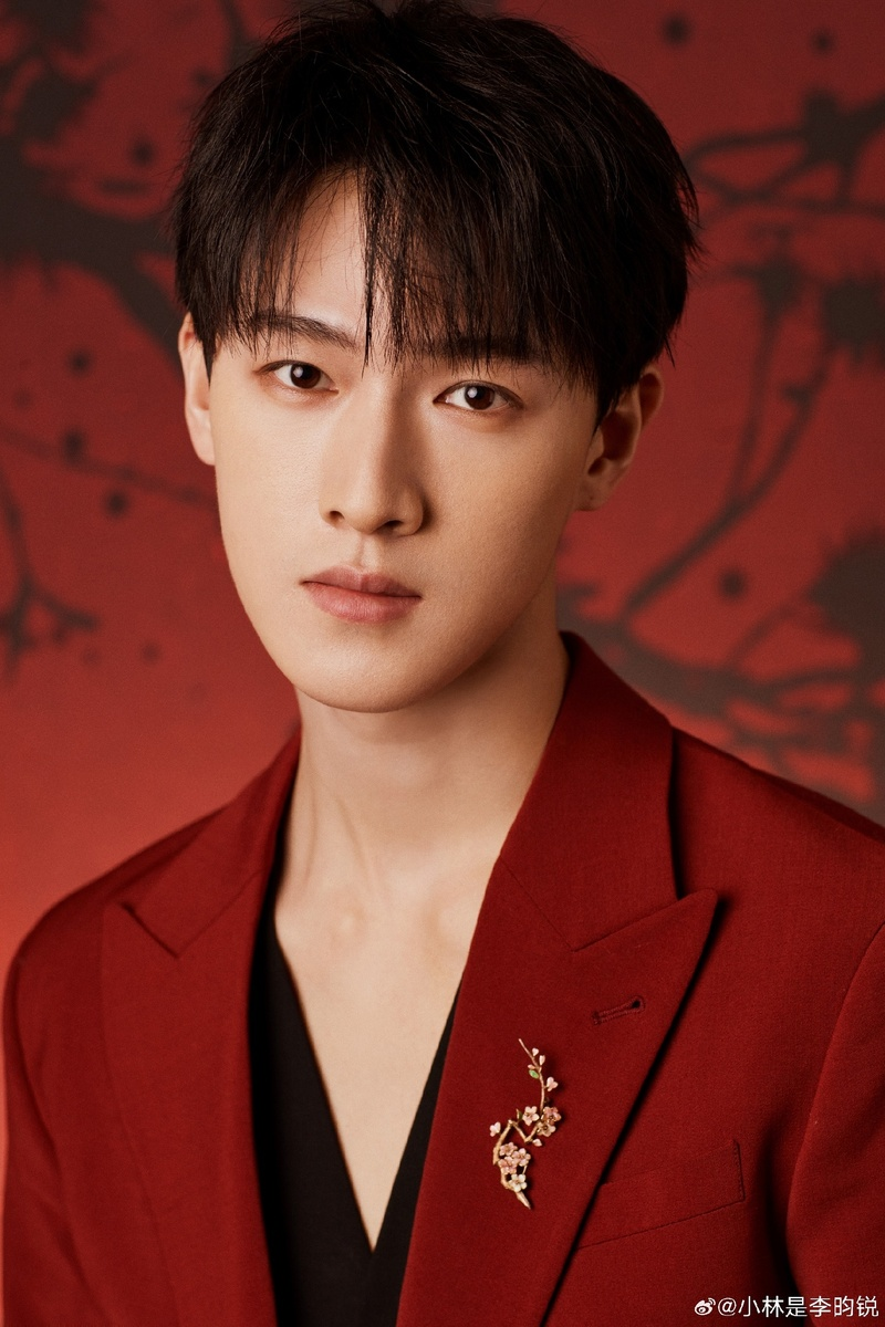 Ли Юнь Жуй - профессиональный спортсмен, занимается конным спортом, баскетболом, футболом, регби, плаваньем и стрельбой из лука. Хобби - прыжки в высоту, езда на велосипеде и бег. Великолепно поет и играет на нескольких музыкальных инструментах.