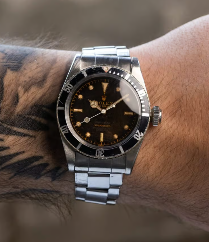 Часы Rolex Submariner хорошо смотрятся с джинсами или костюмом.