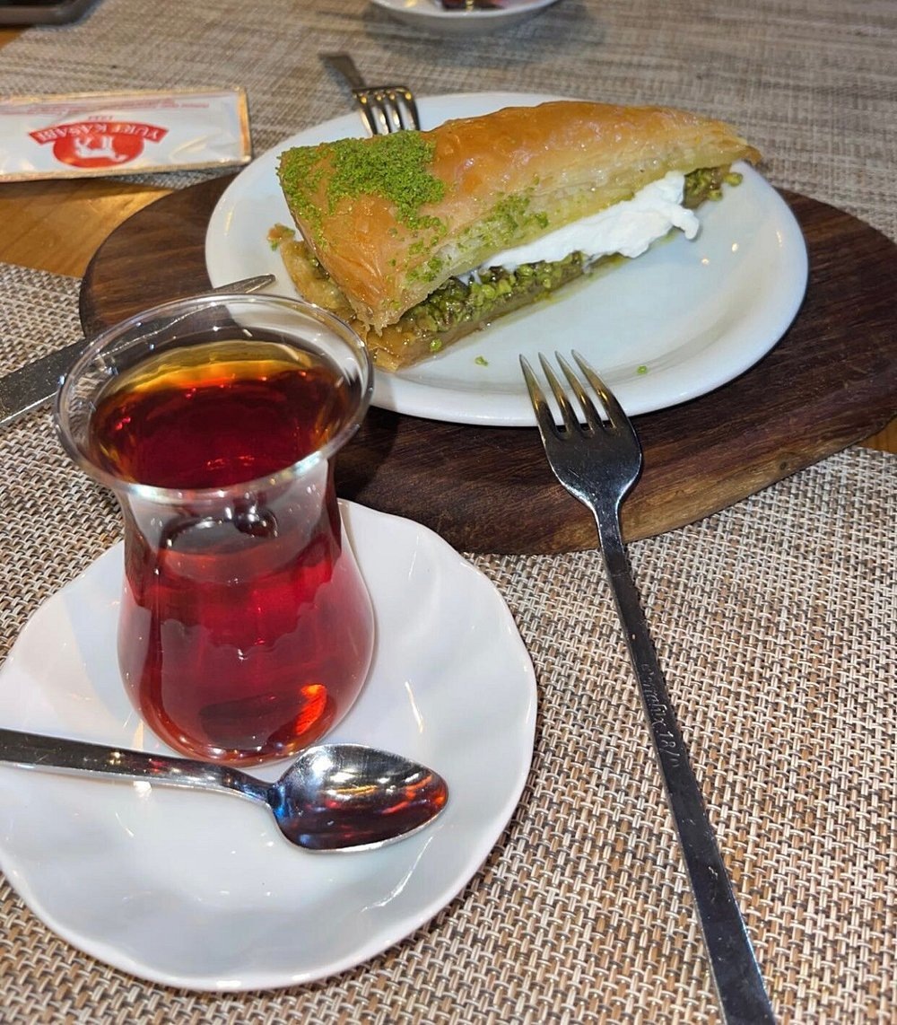 Турецкий чай с фисташковой пахлавой