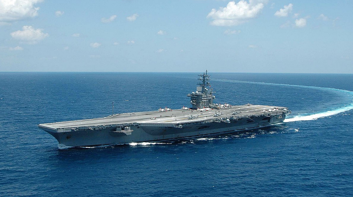 USS Dwight D. Eisenhower, второй авианосец класса "Нимиц". Мог стать первым среди современных авианосцев, получивших удар. Фото ВМС США.