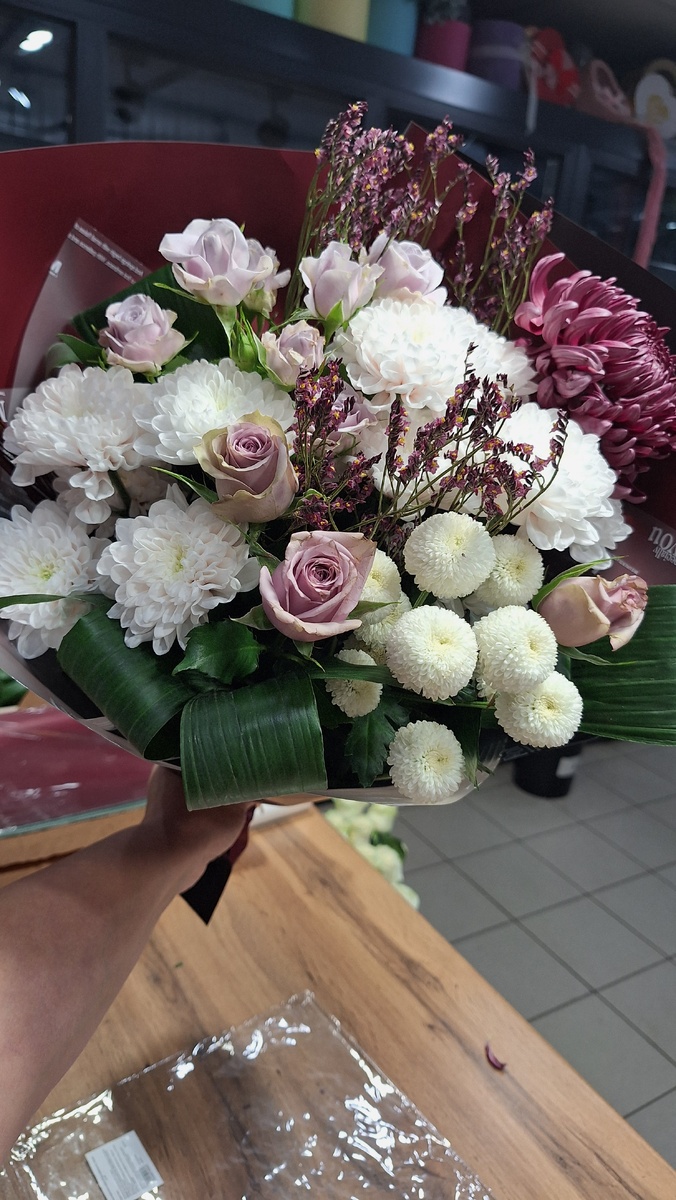 Это вчера делала, там сверху хризантема бигуди, второй год модный такой цветочек