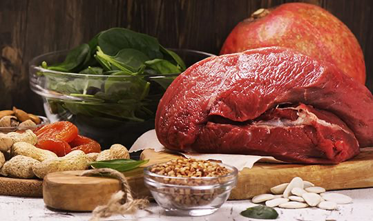 Анемия — заболевание, при котором снижается уровень гемоглобина в крови, что приводит к уменьшению количества эритроцитов (красных кровяных телец). Это состояние может возникнуть вследствие различных причин, включая недостаток железа, витамина B12, фолиевой кислоты, кровопотерю, хронические заболевания и другие факторы.

Для лечения анемии важно употреблять продукты, богатые железом, витамином B12 и фолиевой кислотой. Вот некоторые из них:

1. Красное мясо: Говядина, свинина и баранина являются хорошими источниками железа, особенно если их есть вместе с продуктами, содержащими витамин C (например, цитрусовыми), который помогает организму усваивать железо.

2. Рыба и морепродукты: Лосось, креветки и моллюски также содержат железо и витамин B12.

3. Бобовые: Фасоль, горох и чечевица богаты железом и фолиевой кислотой.

4. Орехи и семена: Грецкие орехи, миндаль и семена подсолнечника содержат железо и витамин E.

5. Яйца: Яичные желтки содержат витамин B12.

6. Зеленые овощи: Шпинат, брокколи и капуста содержат железо и фолиевую кислоту.

7. Фрукты и ягоды: Гранаты, клубника и черника богаты железом и антиоксидантами.

8. Злаковые: Цельные зерна пшеницы, риса и овсянки содержат железо и витамины группы B.

9. Молочные продукты: Йогурт, молоко и сыр содержат кальций, который необходим для нормального функционирования организма.

Важно помнить, что употребление этих продуктов должно сопровождаться консультацией врача, так как необходимо учитывать индивидуальные особенности организма и причины возникновения анемии.