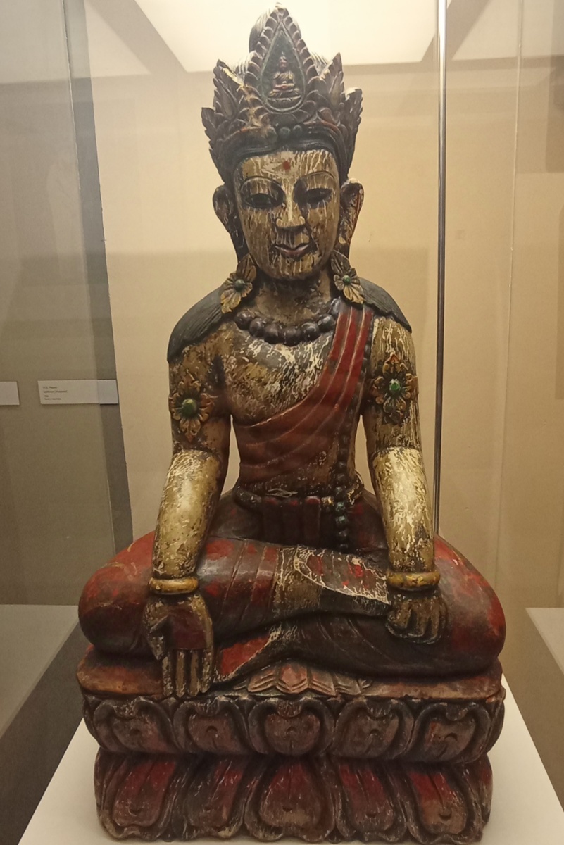 Фрагмент экспозиции музея Востока, ВДНХ, павильон №13Бодхисаттва. Непал, ХХ век. Дерево, леакас, резьба, раскраска. ЗДЕСЬ и далее фото автора и(или) из личного архива автора, если не указано иначе.