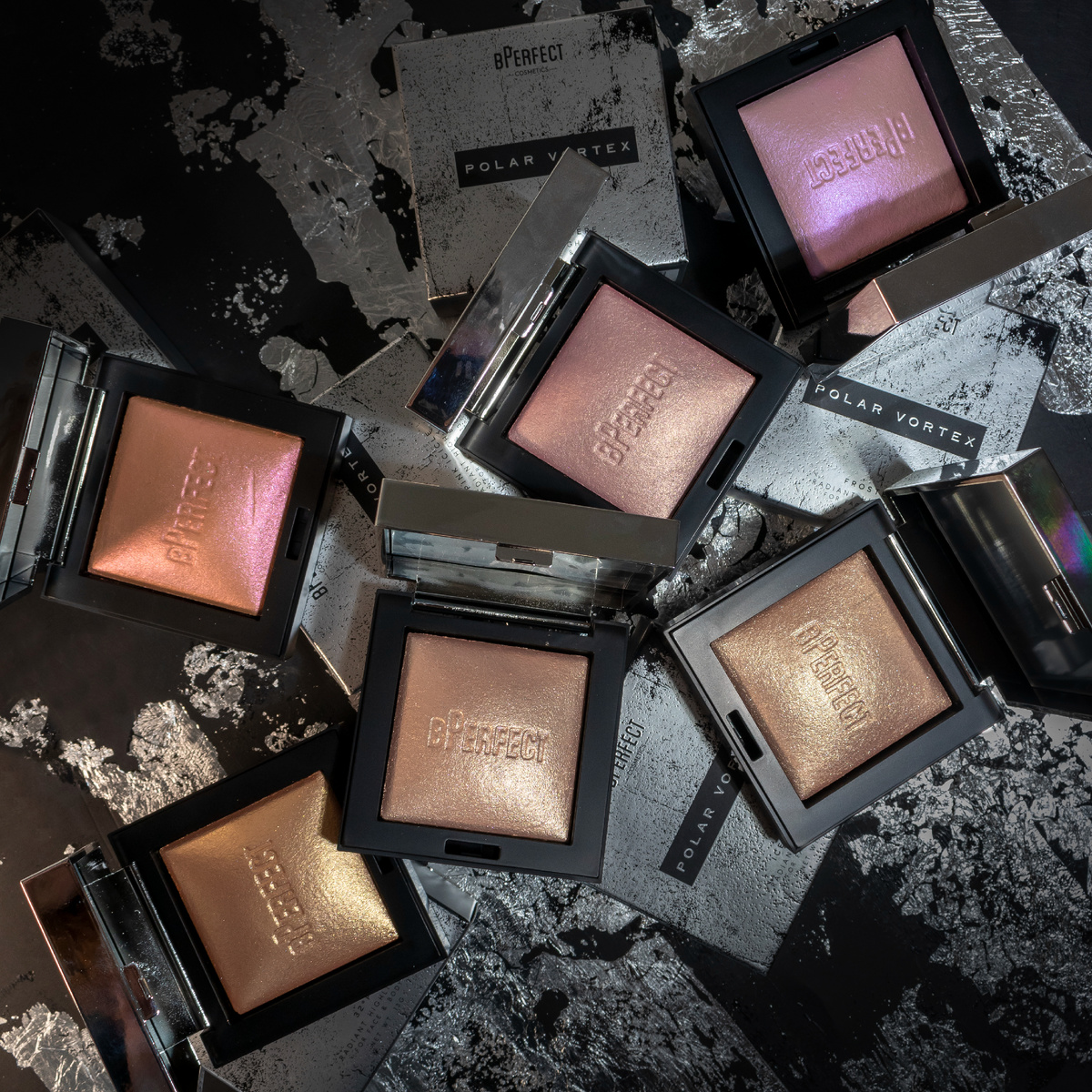 Сухой пудровый хайлайтер для лица и тела от бренда BPerfect — это идеальный способ добавить сияние и подчеркнуть вашу естественную красоту. Его рассыпчатая текстура придаёт коже удивительный блеск, делая её более свежей и отдохнувшей. Этот хайлайтер, обогащённый блестками, помогает создать эффект контуринга, акцентируя внимание на скулах, носу и подбородке. Он также прекрасно подходит для области вокруг глаз как консилер.  

Универсальность пудрового хайлайтера позволяет использовать его как для повседневного макияжа, так и для более сложных профессиональных образов. Он станет идеальным дополнением к любому вечернему лукингу, особенно если вы добавите его в текстуру розовых румян — белые блестки великолепно дополнят ваш образ, придавая ему удивительное свечение. 