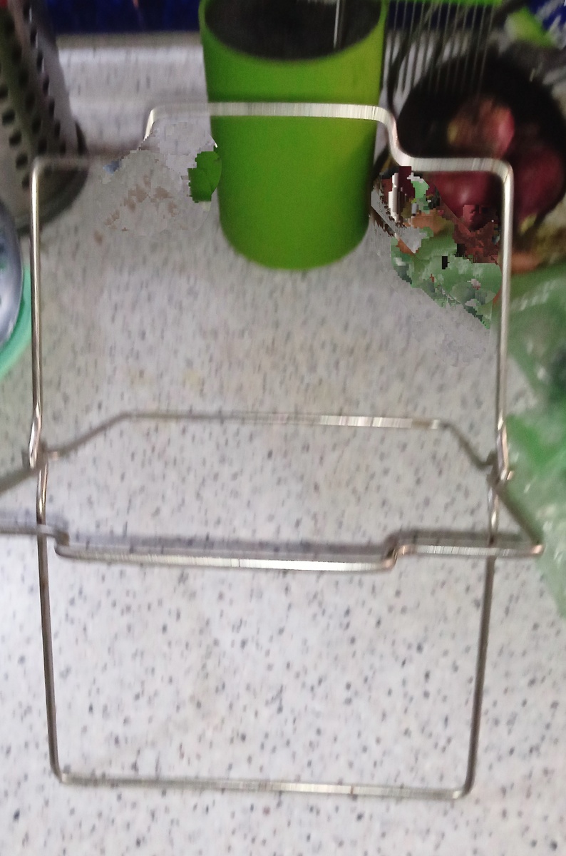 Ход у неё свободный, можно даже пакет от заводского батона натянуть.