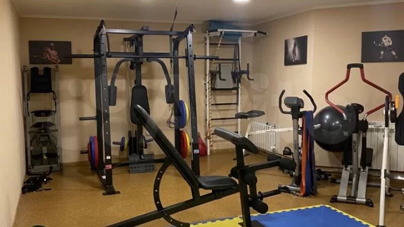     Коттедж с подвальным спортзалом продают в Барнауле за 41 млн рублей «Авито»