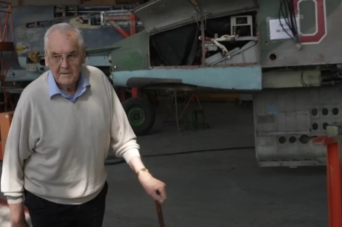    Авиаконструктор, один из создателей легендарного самолёта Су-25 Владимир Петрович Бабак. Кадр из фильма.