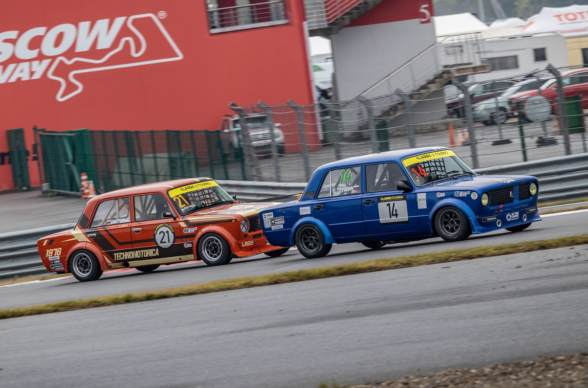    Первый этап Classic Touring 2024 состоялся на Смоленском кольце, второй — на Moscow Raceway, третий — на Нижегородском кольце, четвертый — на питерском автодроме Игора Драйв, пятый — на Kazanring, и финальный шестой этап снова принял подмосковный автодром Moscow Raceway.   
Светлана Парфенова