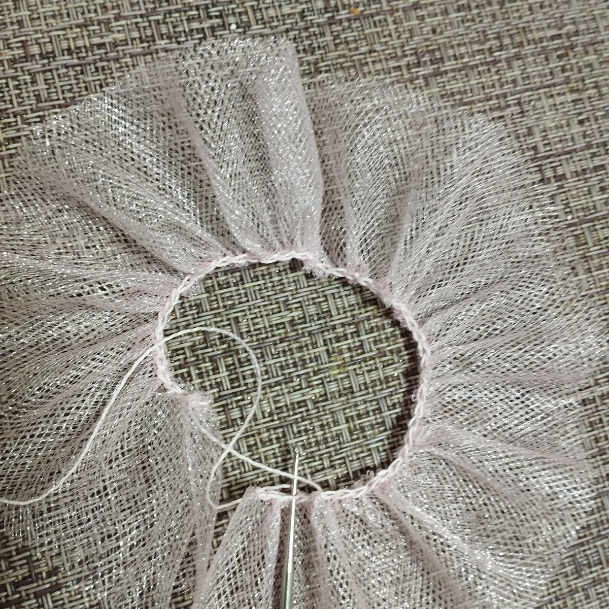 Первый ряд. Вяжу тонким крючком. И тонкими нитками роза, Кировской фабрики. 