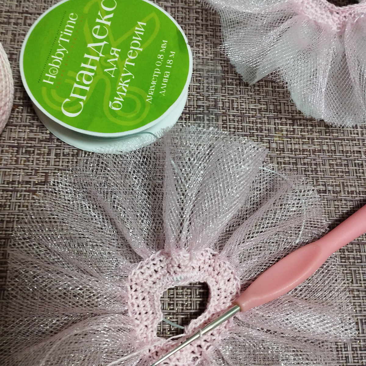 В последнем ряду ввязываю спандекс. 