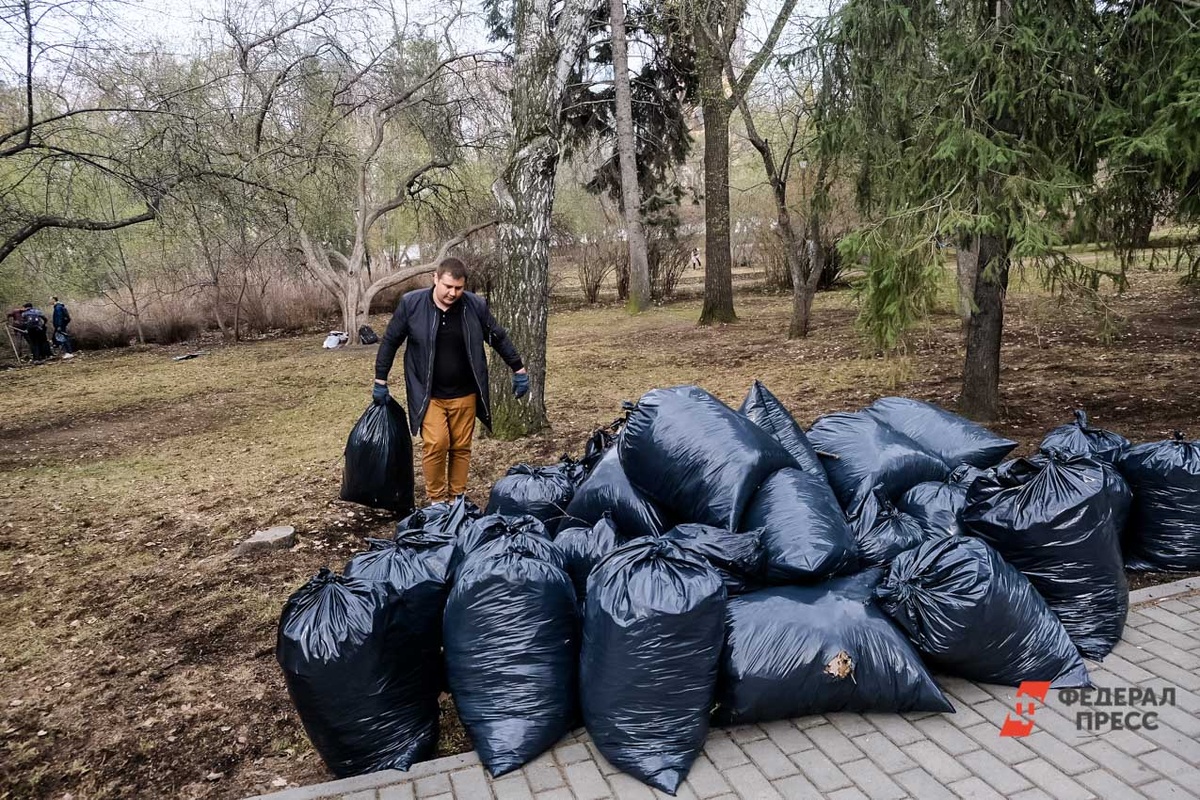 Большое внимание уделили уборке скверов.  Фото: Фото: ФедералПресс / Полина Зиновьева