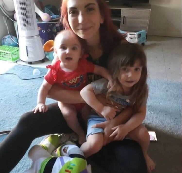 Эмили со своими дочерьми