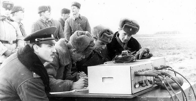 Связисты или артиллеристы на войсковом стрельбище Помсен? Вот в чём вопрос! И мудрый взгляд крайнего офицера в шапке кого-то мне напоминает...